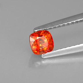 0.67カラットの天然赤みがかったオレンジサファイア（4.3×4.3 mm・クッションカット）