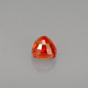 0.67カラットの天然赤みがかったオレンジサファイア（4.3×4.3 mm・クッションカット）