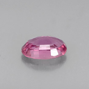 0.68カラットの天然パープルピンクサファイア（6.2×4.3 mm・オーバルカット）