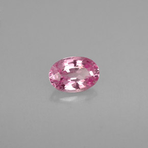 0.60カラットの天然ピンクサファイア（6×4.1 mm・オーバルカット）