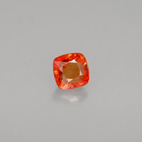 0.55カラットの天然マンダリンオレンジサファイア（4.2×4.2 mm・クッションカット）