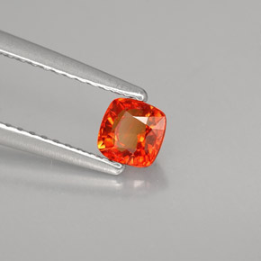 0.55カラットの天然マンダリンオレンジサファイア（4.2×4.2 mm・クッションカット）