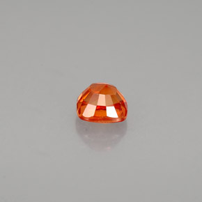 0.55カラットの天然マンダリンオレンジサファイア（4.2×4.2 mm・クッションカット）