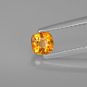 0.61カラットの天然イエローオレンジサファイア（4.3×4.3 mm・クッションカット）