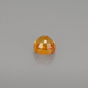 0.61カラットの天然イエローオレンジサファイア（4.3×4.3 mm・クッションカット）