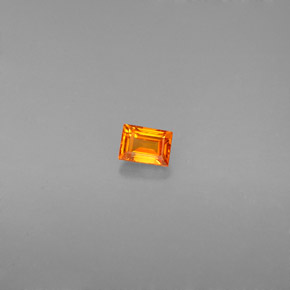 0.25カラットの天然イエローオレンジサファイア（3.7×2.7 mm・バゲット）