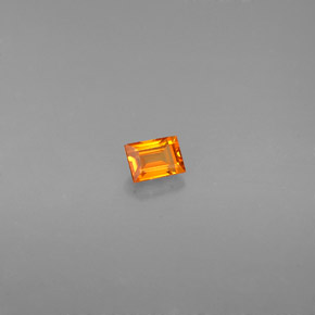 0.25カラットの天然イエローオレンジサファイア（3.7×2.7 mm・バゲット）