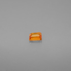 0.25カラットの天然イエローオレンジサファイア（3.7×2.7 mm・バゲット）