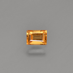 0.24カラットの天然イエローオレンジサファイア（4×3 mm・バゲット）