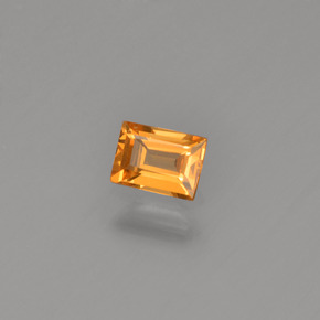 0.24カラットの天然イエローオレンジサファイア（4×3 mm・バゲット）
