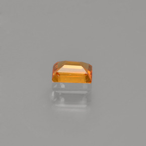 0.24カラットの天然イエローオレンジサファイア（4×3 mm・バゲット）