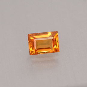 0.27カラットの天然イエローオレンジサファイア（4.1×2.9 mm・バゲット）