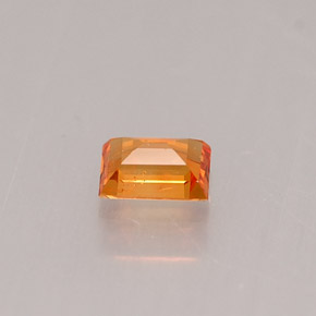 0.27カラットの天然イエローオレンジサファイア（4.1×2.9 mm・バゲット）