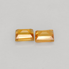 カラットの天然ゴールデンイエローサファイア（3.7×2.8 mm・バゲット）