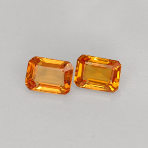 カラットの天然イエローオレンジサファイア（4.2×3.2 mm・エメラルドカット）