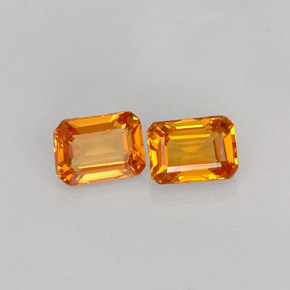 カラットの天然イエローオレンジサファイア（4.2×3.2 mm・エメラルドカット）
