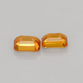 カラットの天然イエローオレンジサファイア（4.2×3.2 mm・エメラルドカット）