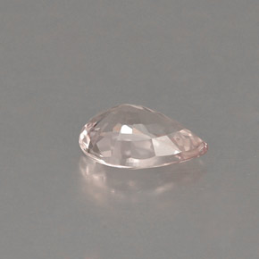 0.48カラットの天然ライトピンクサファイア（6.1×4 mm・洋梨の形）