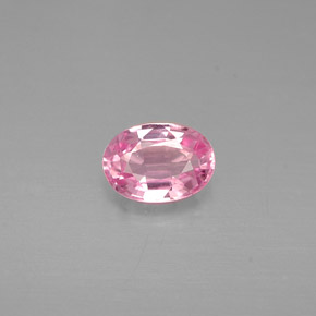 0.58カラットの天然ピンクサファイア（5.8×4.1 mm・オーバルカット）