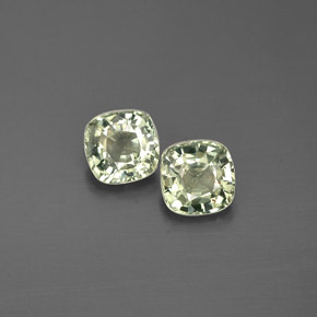 カラットの天然グリーンサファイア（4.3×4.2 mm・クッションカット）