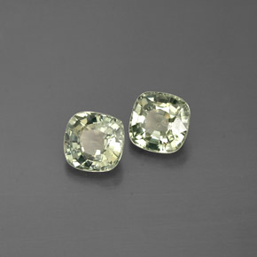 カラットの天然グリーンサファイア（4.3×4.2 mm・クッションカット）