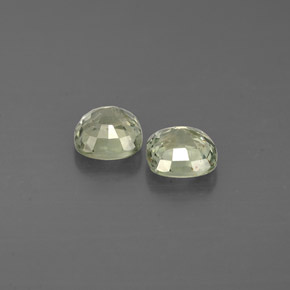 カラットの天然グリーンサファイア（4.3×4.2 mm・クッションカット）
