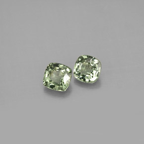 カラットの天然グリーンサファイア（4.3×4.3 mm・クッションカット）