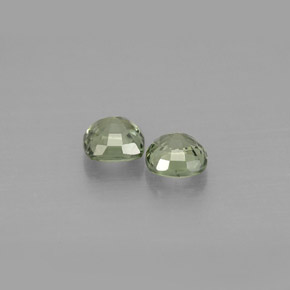 カラットの天然グリーンサファイア（4.3×4.3 mm・クッションカット）