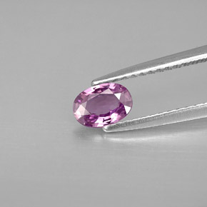 0.46カラットの天然ピンクがかった紫サファイア（5.9×4.1 mm・オーバルカット）