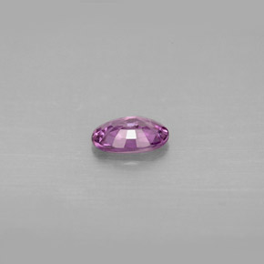 0.46カラットの天然ピンクがかった紫サファイア（5.9×4.1 mm・オーバルカット）