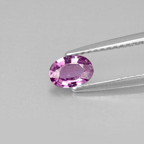 0.50カラットの天然ピンクがかった紫サファイア（5.9×4.2 mm・オーバルカット）