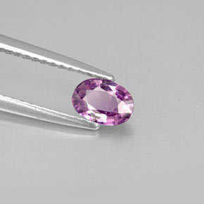 0.50カラットの天然ピンクがかった紫サファイア（5.9×4.2 mm・オーバルカット）