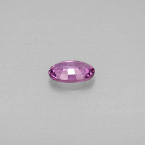0.50カラットの天然ピンクがかった紫サファイア（5.9×4.2 mm・オーバルカット）