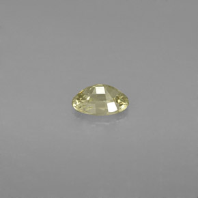 0.61カラットの天然ゴールデンサファイア（6×4.1 mm・オーバルカット）