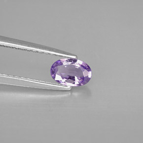 0.47カラットの天然バイオレットサファイア（6×4 mm・オーバルカット）