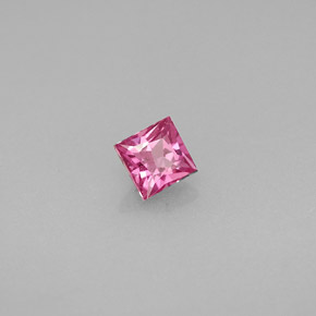 0.46カラットの天然ピンクサファイア（3.9×3.9 mm・四角）