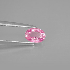 0.61カラットの天然パープルピンクサファイア（6×4.1 mm・オーバルカット）