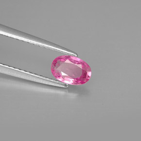 0.51カラットの天然パープルピンクサファイア（6.2×4.2 mm・オーバルカット）