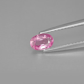 0.47カラットの天然パープルピンクサファイア（5.9×4 mm・オーバルカット）