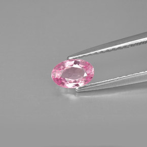 0.60カラットの天然パープルピンクサファイア（6.1×4.1 mm・オーバルカット）
