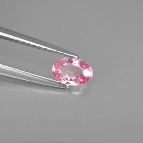 0.60カラットの天然パープルピンクサファイア（6.1×4.1 mm・オーバルカット）