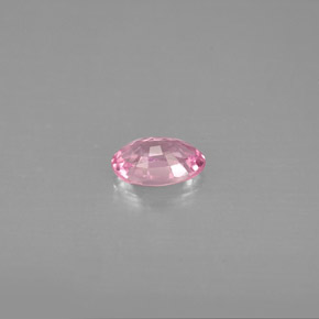 0.60カラットの天然パープルピンクサファイア（6.1×4.1 mm・オーバルカット）
