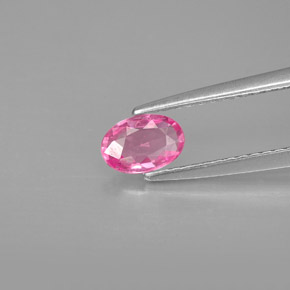 0.49カラットの天然ピンクサファイア（6×4.1 mm・オーバルカット）