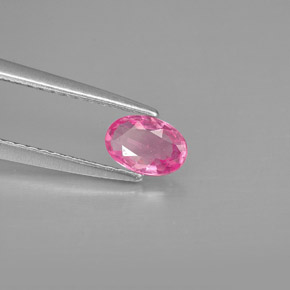 0.49カラットの天然ピンクサファイア（6×4.1 mm・オーバルカット）