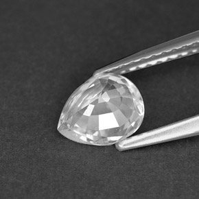 1.00カラットの天然ホワイトサファイア（7×6 mm・洋梨の形）