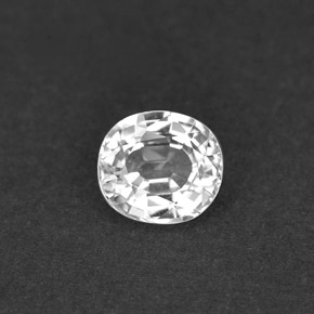 1.04カラットの天然ホワイトサファイア（6.1×5.5 mm・オーバルカット）