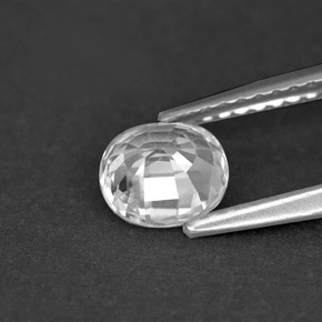1.04カラットの天然ホワイトサファイア（6.1×5.5 mm・オーバルカット）