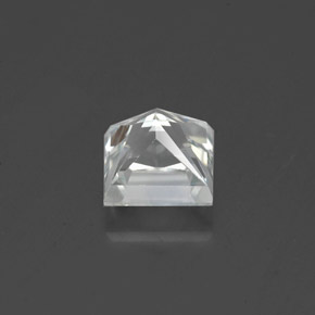1.36カラットの天然ホワイトサファイア（5.4×5.4 mm・四角）