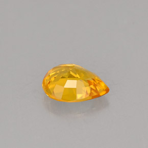 0.70カラットの天然イエローオレンジサファイア（6.2×5 mm・洋梨の形）