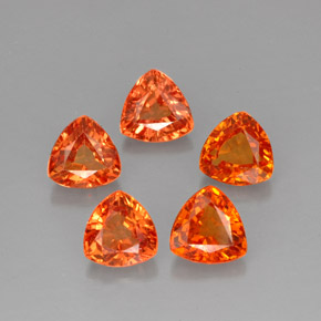 カラットの天然マンダリンオレンジサファイア（5×4.9 mm・トリリアント）